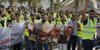 Menschen demonstrieren auf dem Märtyrerplatz in Tripolis. Sie fordern Wahlen und protestieren gegen die Regierung und das Parlament. Foto: Yousef Murad/AP/dpa