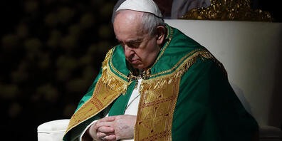 Papst Franziskus betet während einer Messe, die er für die kongolesische Gemeinschaft im Petersdom hält. Die Messe wurd unter anderem als Zeichen der Verbundenheit gefeiert, nachdem der Papst wegen Gesundheitsproblemen eine Reise nach Afrika absag...