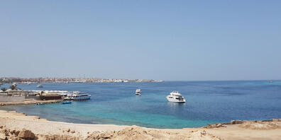 ARCHIV - Menschenleer ist der Badestrand von Hurghada. Bei dem Hai-Angriff unweit des ägyptischen Badeorts Hurghada hat es offenbar ein zweites Todesopfer gegeben. Das teilte das ägyptische Umweltministerium am Sonntag mit. Foto: Marcel Lauck/ dpa