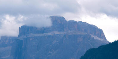 ARCHIV - Die Marmolata ist der höchste Berg der Dolomiten. Foto: Ursula Düren/dpa
