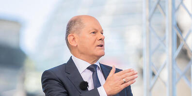 Der deutsche Bundeskanzler Olaf Scholz (SPD) spricht beim Sommerinterview des ARD-«Berichts aus Berlin». Russlands Präsident Wladimir Putin hat die Entscheidung für den Angriffskrieg gegen die Ukraine nach Ansicht von Scholz mit deutlichem Vorlauf...