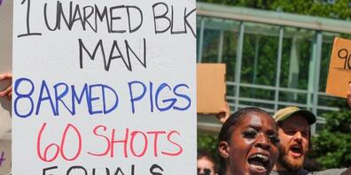 dpatopbilder - Amelia Fain fordert Gerechtigkeit für Jayland Walker, der von der Polizei in Akron tödlich erschossen wurde. «Ich fühle mit seiner Mutter», so Fain. Foto: Phil Masturzo/Akron Beacon Journal/AP/dpa