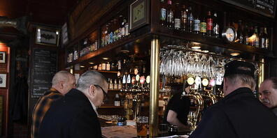 Die Zahl der Pubs in England und Wales ist einer aktuellen Auswertung zufolge auf einen historischen Tiefstand gesunken. (Archivbild)