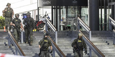 Die Polizei steht vor dem Einkaufszentrum Field's in Kopenhagen, Dänemark. Foto: Olafur Steinar Rye Gestsson/Ritzau Scanpix Foto via AP/dpa - ACHTUNG: Nur zur redaktionellen Verwendung und nur mit vollständiger Nennung des vorstehenden Credits