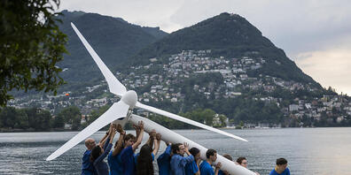 Die Umweltschutzorganisation Greenpeace hat am Montag in Lugano eine Windturbine aufgestellt. Sie fordert einen nachhaltigen und energieeffizienten Wiederaufbau in der Ukraine.