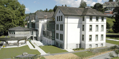 Bis mindestens Ende 2027 soll das Ex-Pflegezentrum als Asylunterkunft dienen. Für die Gemeinde Uznach hat das laut Gemeinderat zwei Vorteile. (Archivbild)
