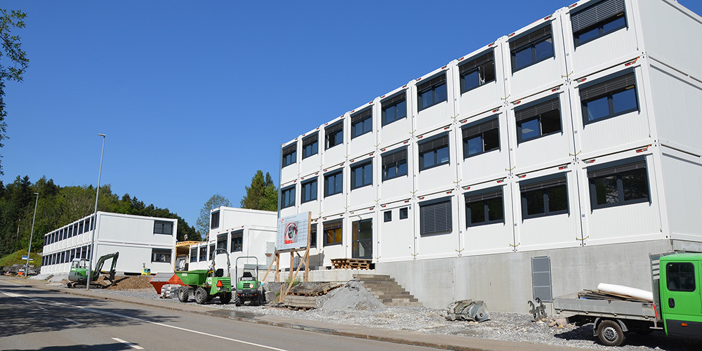 Das neue Provisorium besteht aus 99 Containern und der dahinterliegenden Mensa in Holzbauweise. 