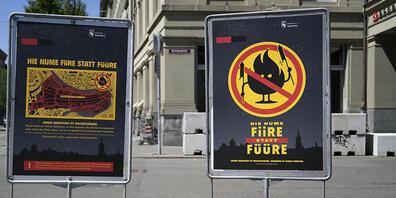 Eine Folge des Hitzesommers waren Feuerverbote: Plakate auf dem Berner Bundesplatz. (Archivbild)