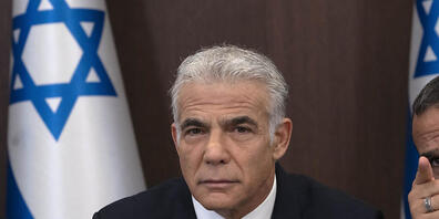 Jair Lapid (M), Ministerpräsident von Israel, bereitet sich auf eine Erklärung zu Beginn der wöchentlichen Kabinettssitzung in Jerusalem vor. Foto: Maya Alleruzzo/POOL AP/AP/dpa