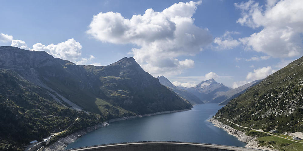 Blick auf die Staumauer des Lago di Lei der Kraftwerke Hinterrhein. Bei einer Energiemangellage könnte der Bund die Steuerung von Kraftwerken zentral übernehmen. (Archivbild)