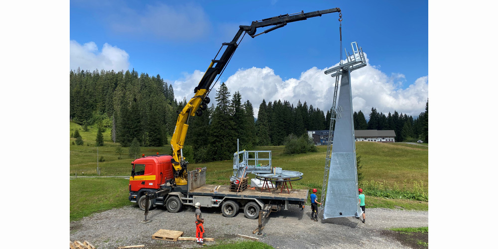 Anfang letzter Woche wurden die Masten für den neuen Lift montiert. 