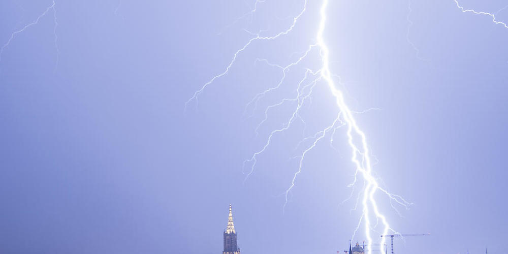 Mit Blitz und Donner hat sich der Hochsommer in der Schweiz mit Temperaturen von über 30 Grad vorerst verabschiedet. (Archivbild)