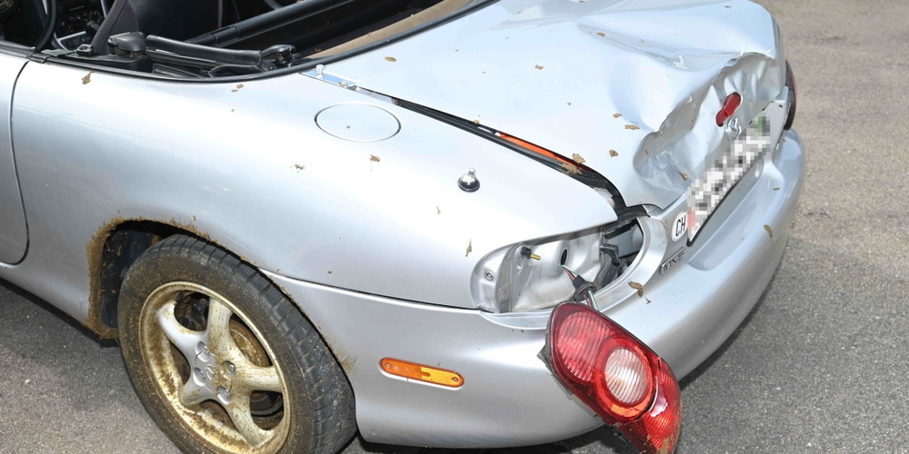 Das Auto wurde beim Unfall erheblich beschädigt.