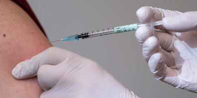 Für ältere Menschen ist gemäss WHO eine zweite Auffrischungsimpfung gegen das Corona-Virus sinnvoll.