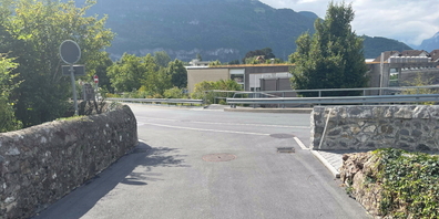 Als eine Trottinett-Fahrerin (14) und ein Auto gleichzeitig auf die Höfenstrasse einbiegen wollten, kam es zur Kollision.