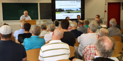 Roland Wälter (v.l.) informierte als Verwaltungsratspräsident des Rheintaler Binnenkanalunternehmens zusammen mit Sascha Weder (Geschäftsführer), Projektleiter Roland Hollenstein und Matthias Kreis von der Melioration der Rheinebene die Bevölkerung über die geplanten Hochwasserschutzmassnahmen.