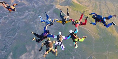 Fallschirmspringer in Formation