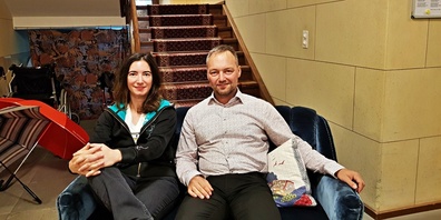 Sandra Reck und Gaudenz Lügstenmann arbeiten mit Hochdruck an der Organisation. 