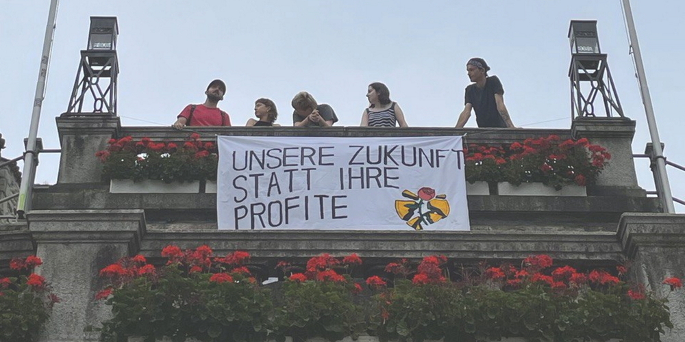 Die Juso Linth an der Rapperswiler Schlosstreppe mit dem Transparent «Unsere Zukunft statt ihre Profite!».