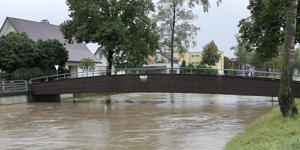 Nein, das ist nicht der Rhein, sondern der Rheintalbinnenkanal, der überzulaufen droht