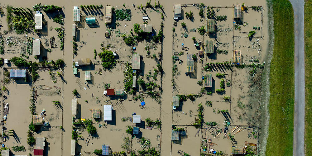 Überflutete Schrebergärten in Altach im Rheintal. Starkregen hat in Vorarlberg zu Überschwemmungen und Vermurungen geführt. Foto: Dietmar Stiplovsek/APA/dpa