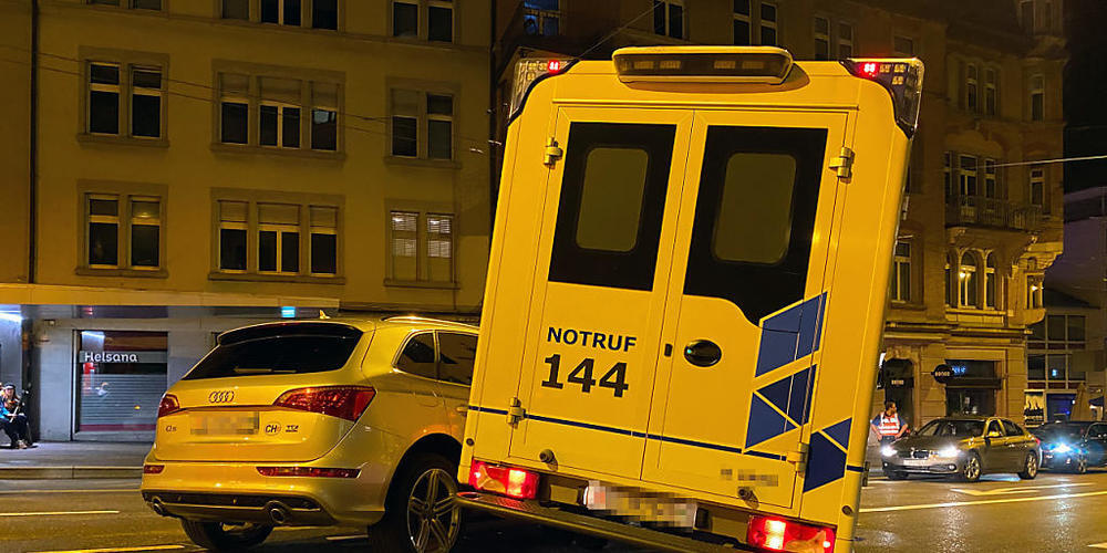 Bei einem Wendemanöver ist eine Ambulanz in St. Gallen mit einem Auto kollidiert. Der Autofahrer wurde dabei leicht verletzt.