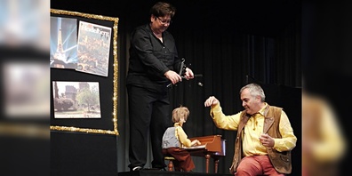 Immer dabei und zu kecken Spässen bereit: Der hölzerne Reisebegleiter von Peter-Matthias Born (r.).