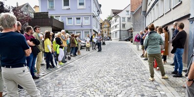 Rund 100 Personen hören den Ausführungen des Historikers Thomas Fuchs zu.