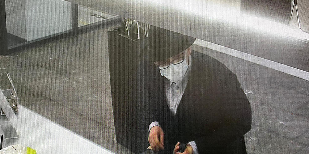 Der Täter forderte am Bankschalter Bargeld.