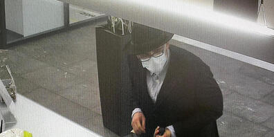 Der Täter forderte am Bankschalter Bargeld.