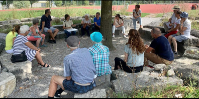 Einsatz für die Natur: Die Teilnehmenden erfahren auf dem Biodiversitäts-Rundgang mit Rangerin Ursina Wüst viel Wissenswertes.