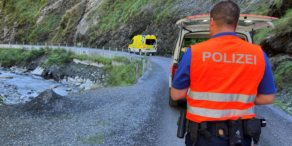 Unglück auf dem Weg in Richtung Taminaschlucht: Eine Mutter und ihr Sohn werden von einem herabfallenden Baumstamm tödlich getroffen. 