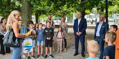 Die Gewinnerinnen und Gewinner zusammen mit Thomas Gerwig von Raiffeisen Tägerwilen, Leiter der Geschäftsstelle Kreuzlingen, und Daniel Bodenmann von Mobiliar Kreuzlingen so-wie OK-Mitglied Martina Eggenberger bei der Preisübergabe.