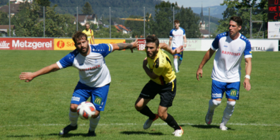 St.Margrethens Spielertrainer Besart Shoshi (links) und Sahin Irisme lieferten sich einige Zweikämpfe. Eine kuriose Szene spielte sich kurz vor der Pause ab. Irisme massregelte einen (auf den Rheintaler Fussballplätzen für sein wiederholt dümmliches Verhalten bekannten) Zuschauer, der St.Margrethens Spielertrainer  während der ersten Halbzeit mehrmals verbal primitiv beleidigt hatte.  Eine vorbildliche Aktion des Altstätten-Goalgetters!