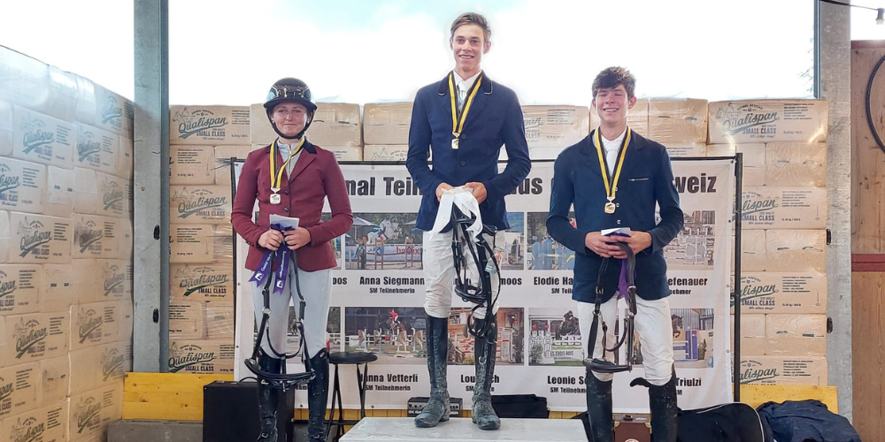 Siegerehrung OKV U25 Meister 2022: Rang 1 für Linus Hanselmann aus Oberriet, Rang 2 für Hannah Vetterli aus Pfyn (TG), Rang 3 für Jonas Tiefenauer aus Oberriet