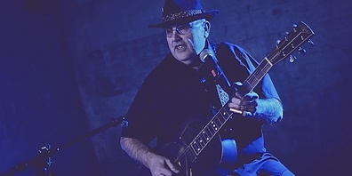 André Bernath alias «Stompin` Blues Buddy» rockt die Bühne im Hecht-Saal