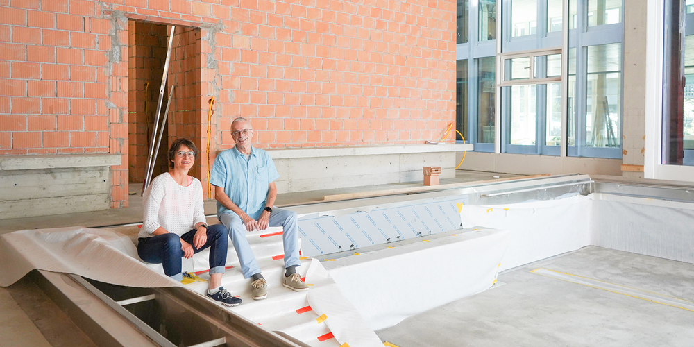 Das Warmwasser-Therapiebad in der Stahlgiesserei soll im Frühling 2023 eröffnet werden. Im Rahmen des Tags der offenen Tür führen Claudia Hurtig und Jürgen Vetterlein von der Rheumaliga Schaffhausen Interessierte durch die Räumlichkeiten.