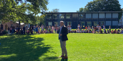 Stadtrat Filippo Leutenegger besuchte am ersten Schultag die Schule Chriesiweg in Altstetten.