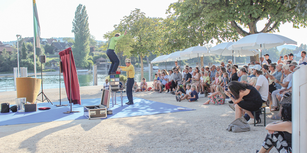 Das Strassenspektakel des Duos extra art lockte zahlreiche Gäste an die Schifflände in Stein am Rhein. Die Mischung aus Akrobatik, Artistik und Zauberei unter freiem Himmel war nicht nur aufgrund der sommerlichen Temperaturen einen Besuch wert. 