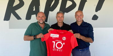 Der FCRJ hat einen bekannten Namen als Trainer engagiert: David Sesa (m) wird assistiert von Giuseppe Perrone (r), FCRJ-Sportdirektor Stefan Flühmann (l) freut es.