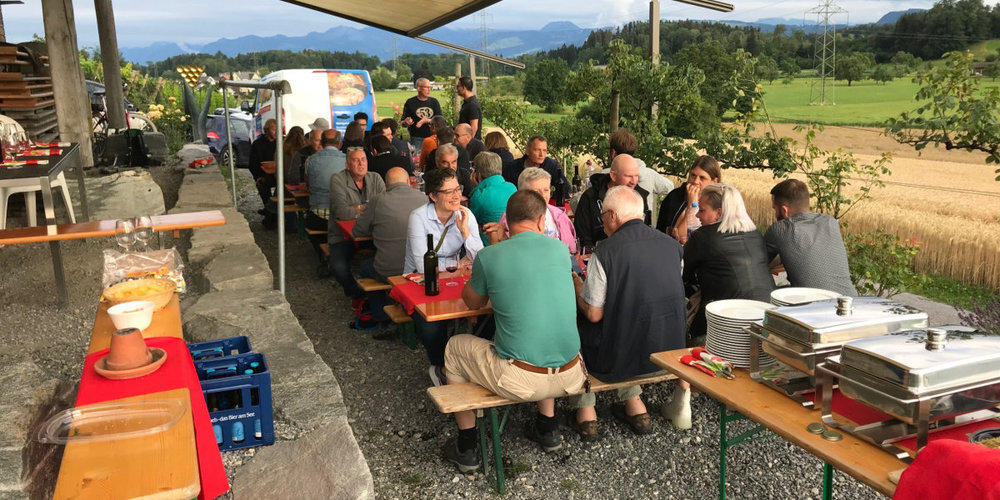 Gemütliches Beisammensein im Rebberg.