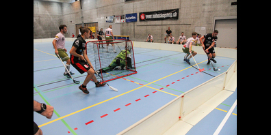 Im hart umkämpften Spiel um den Einzug in die vierte Runde des Ligacups konnte sich der UHC Kreuzlingen (in schwarz) nicht gegen die höherklassierten Gegner durchsetzen.