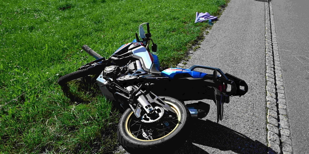 Der 72-jährige Motorradfahrer wurde dabei verletzt und musste vom Rettungsdienst ins Spital gebracht werden. Es entstand Sachschaden im Wert von mehreren tausend Franken.
