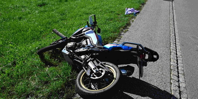 Der 72-jährige Motorradfahrer wurde dabei verletzt und musste vom Rettungsdienst ins Spital gebracht werden. Es entstand Sachschaden im Wert von mehreren tausend Franken.
