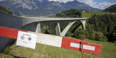 Der Weg ist versperrt: Sämtliche Wege zur Taminaschlucht sind momentan von der Polizei abgeriegelt. 