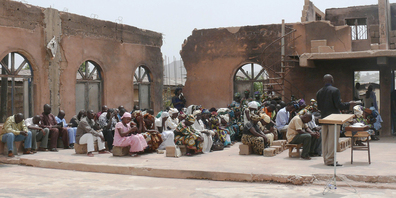 Im Norden Nigerias ist die islamistische Terrorgruppe Boko Haram noch stark vertreten: Hier ein Gottesdienst in einer kurz zuvor bei einem Anschlag zerstörten Kirche. 