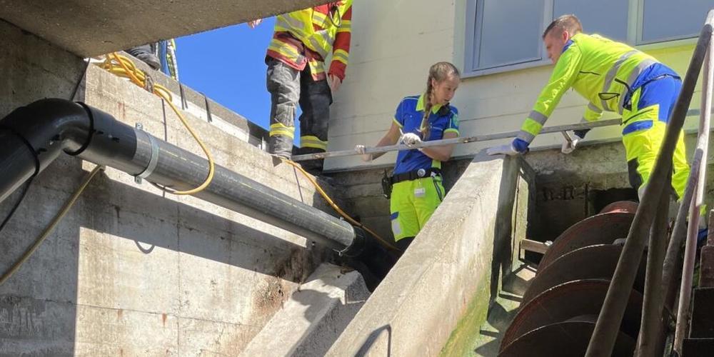 Der schwer verletzte Arbeiter musste von der Feuerwehr aus der Wasserförderschnecke befreit werden.
