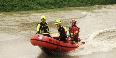 Auch Mitglieder der Schweizerischen Lebensrettungs-Gesellschaft (SLRG), Sektion Mittelrheintal kamen zum Einsatz, um den «Unwetter-Schwimmer» zu retten