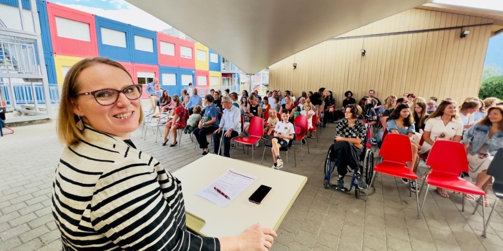 Direktorin Liz Free begrüsst neue Schüler und ihre Eltern an der ISR