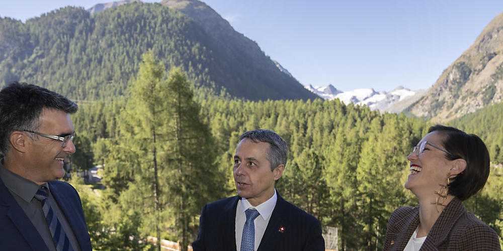 Der Bündner Regierungspräsident Marcus Caduff, Bundespräsident Ignazio Cassis und Nora Saratz Cazin, Gemeindepräsidentin von Pontresina, im Oberengadin an der Konferenz der Botschafterinnen und Botschafter.
